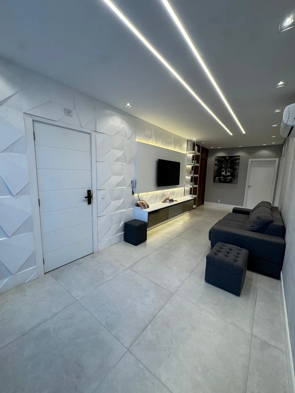 Sala de estar com sofá e janela ao fundo
