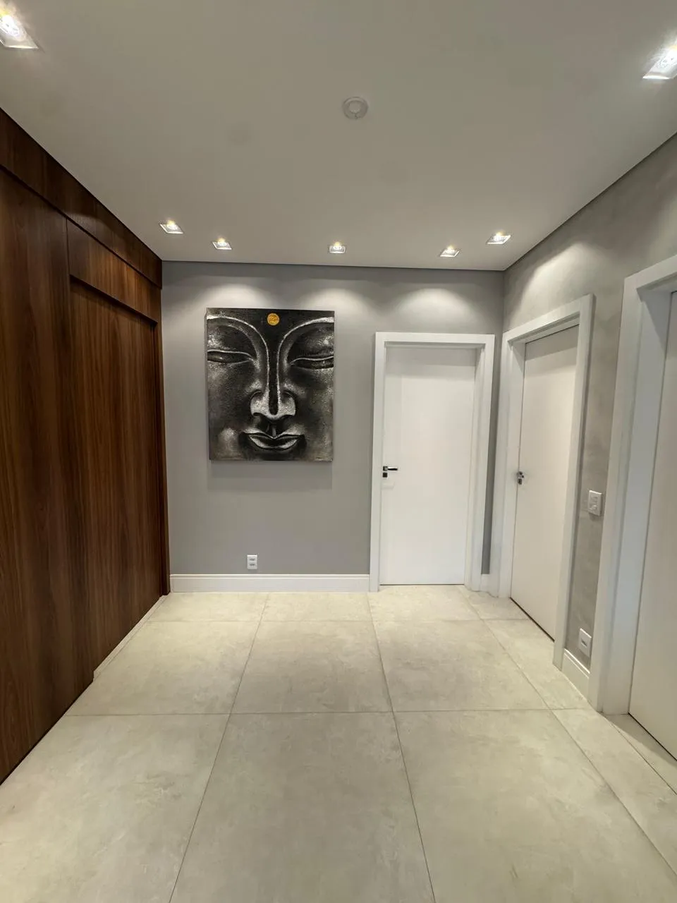 Sala de estar com sofá e janela ao fundo